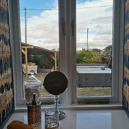 Villa Pheasants Retreat With Hot Tub And Fire Pit Trefnant Exterior foto